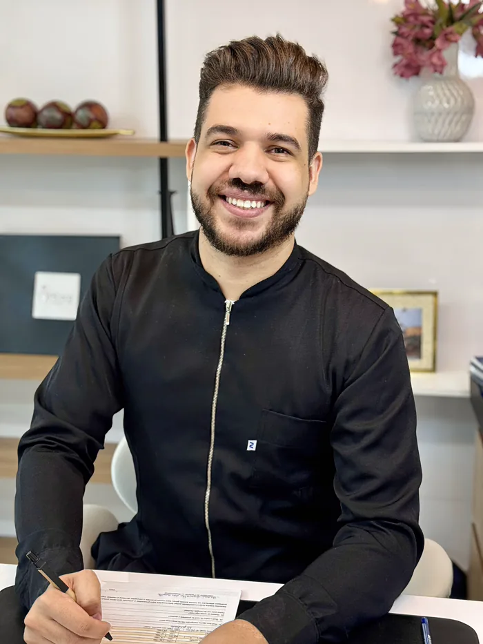 Dr. João Vicente em seu consultório