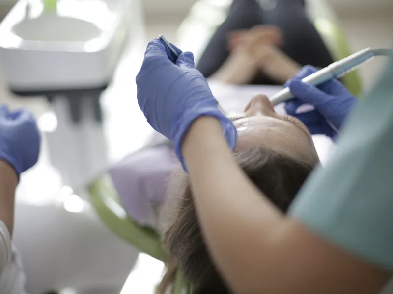 Restauração de dente com resina composta da cor natural